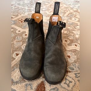 587 • BLUNDSTONE WOMEN'S CLASSICS CHELSEA BOOTS in RUSTIC BLACK